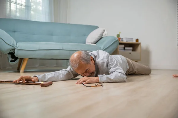 Homem Idoso Mais Velho Dor Cabeça Deitado Chão Depois Cair — Fotografia de Stock