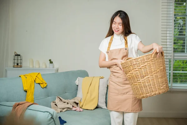 Schöne Haushälterin Die Hausarbeit Macht Hält Einen Hölzernen Korb Mit — Stockfoto