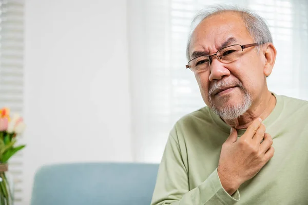 Asyalı Yaşlı Adam Boğaz Ağrısı Çekiyor Emekli Adam Acı Çekiyor — Stok fotoğraf