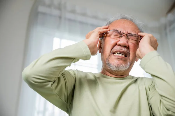 Mal Testa Triste Uomo Asiatico Anziano Emicrania Cronica Massaggio Dolore — Foto Stock