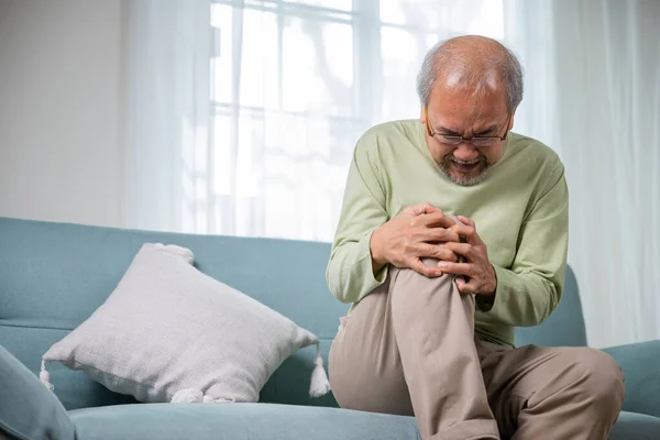 Old Age Asian Senior Man Retirement Knee Joint Pain Sofa — Stock Photo, Image