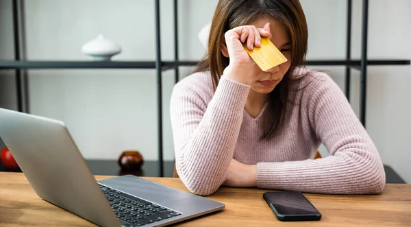 Feminino Estressado Segurar Cartão Crédito Calculando Despesas Domésticas Mensais Renda — Fotografia de Stock