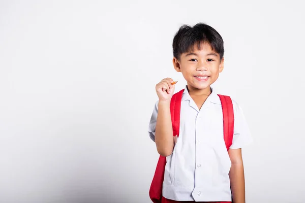 アジアの幼児笑顔幸せな摩耗学生タイ制服赤いパンツ保持鉛筆用作家ノートブックでスタジオショット孤立した白い背景 肖像小さな子供の男の子の就学前 学校に戻る — ストック写真
