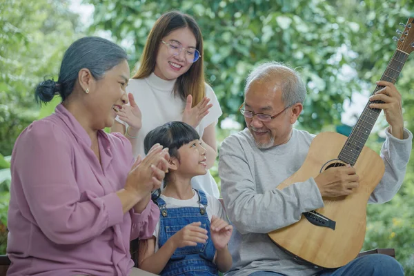 Famiglia Felice Asiatico Anziano Uomo Nonno Suonare Chitarra Mentre Nonna — Foto Stock