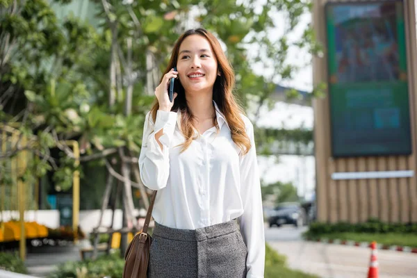 Asiatische Geschäftsfrau Telefoniert Mit Dem Smartphone Und Geht Auf Der — Stockfoto