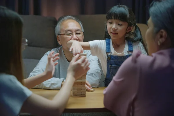 快乐的祖父母亚洲家庭喜欢在晚上与小女儿和妈妈一起玩玩具块 开心的父母喜欢玩木块建造的玩具塔 喜欢教育 — 图库照片