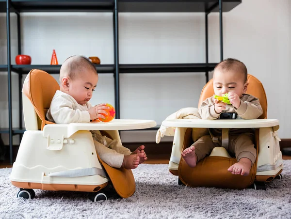 의자에 아시아 쌍둥이 카시트에 수있습니다 집에서 식사를 기다리고 — 스톡 사진