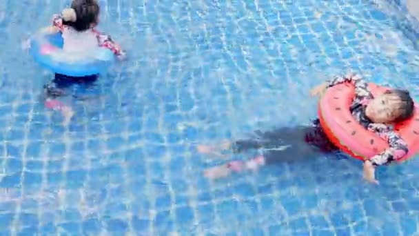 Азиатские Двое Детей Маленькие Девочки Мальчик Играют Открытом Бассейне Надувном — стоковое видео