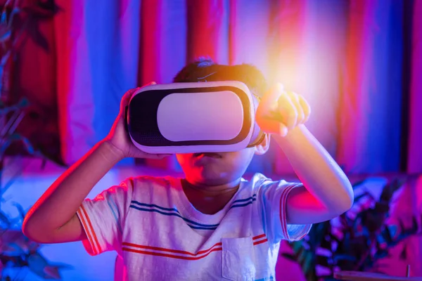 Malý Chlapec Zažívá Virtuální Realitu Brýle Zažívající Realitu Dětské Nosit — Stock fotografie