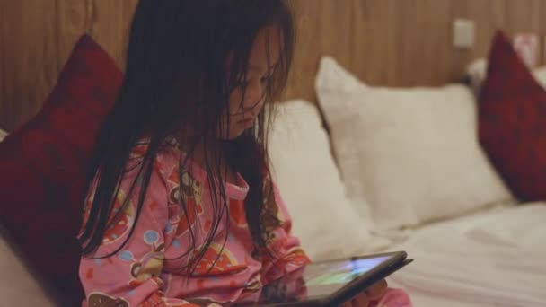 Malá Asijská Dívka Hraje Digitální Tablet Posteli Závislá Hra Karikatury — Stock video