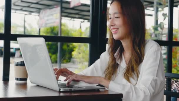 Bela Blogueira Freelancer Feliz Digitando Teclado Laptop Para Escrever Página — Vídeo de Stock