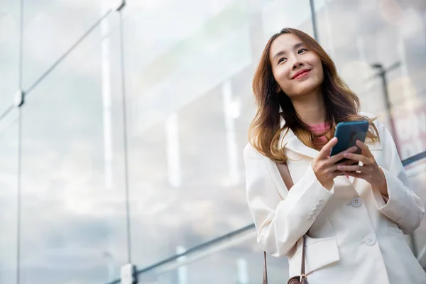Porträt Erfolgreiche Geschäftsfrau Lächelt Und Hält Smartphone Anwendung Chat Morgen — Stockfoto