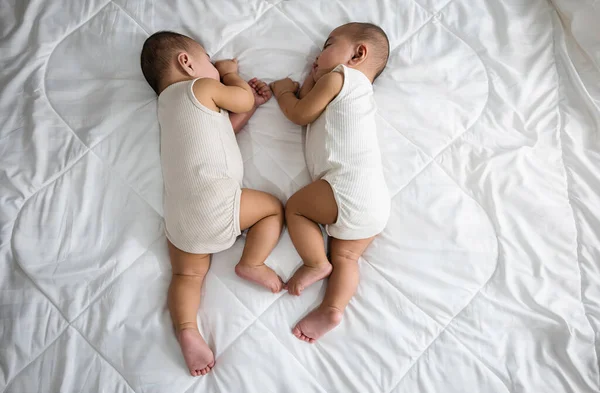 アジアの二つの愛らしい双子の赤ちゃん男の子 幸せな子供時代 ベッドルームでベッドの上で新生児同じ男の子の双子を眠る 家族の人々の幼児 — ストック写真
