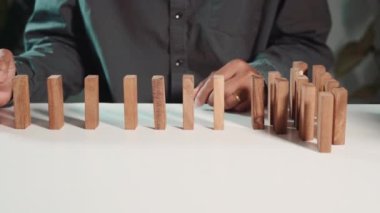 İş riski planlaması. İşletme planlamasını durdurmak için Domino etkisi gibi tahta bloklar ve iş büyümesi yapmak için strateji riski koruması