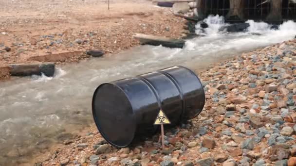 Zblízka Průmyslových Ropných Palivových Nádrží Rozlití Vody Znečištění Zachovat Vodu — Stock video