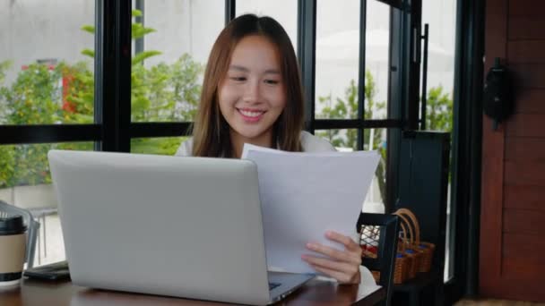 Jovem Empresária Asiática Freelance Analisando Gráficos Gráficos Renda Com Computador — Vídeo de Stock