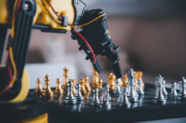 Yakın plan sarı robot kolu satranç tahtasında satranç, BTMM eğitimi E-öğrenme, Teknoloji Bilimi Robot Eğitimi konsepti