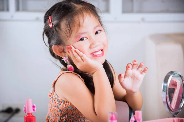 Närbild Glad Unge Vacker Make Ansikte Med Kosmetika Leksak Asiatiska — Stockfoto