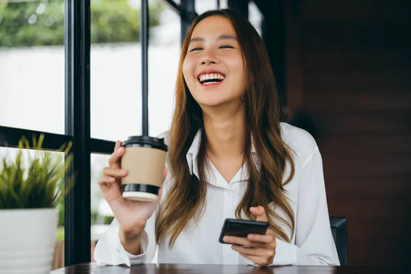 Asyalı Genç Kadını Elinde Kahve Fincanı Tutarken Internetten Sohbet Ederken — Stok fotoğraf