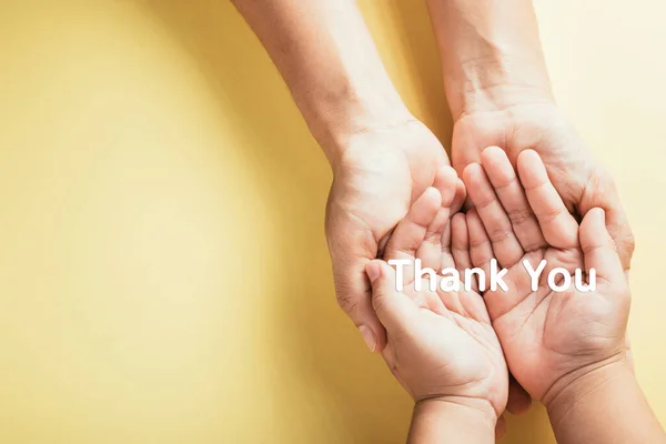 Danke Familienhände Halten Weißes Dankeschön Textstudio Isoliert Auf Gelbem Hintergrund — Stockfoto