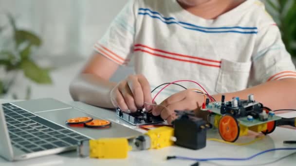Азиатский Мальчик Подключение Энергии Сигнального Кабеля Датчику Чипа Роботом Arduino — стоковое видео