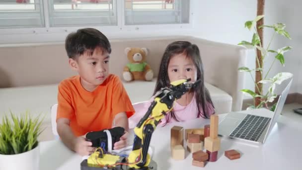 Two Children Programming Testing Robot Arm Science Kid Little Girl — Wideo stockowe