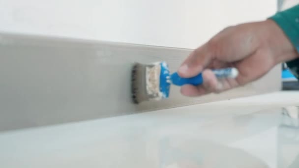 Bauarbeiter Malen Holzarbeiten Braune Farbe Auf Gesims Oder Leisten Innenraum — Stockvideo