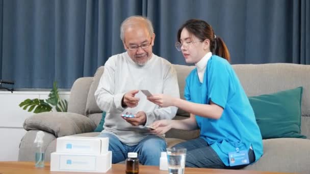 Asijský Lékař Lékařem Návštěva Senior Pacient Konzultovat Medicína Dávkování Domě — Stock video