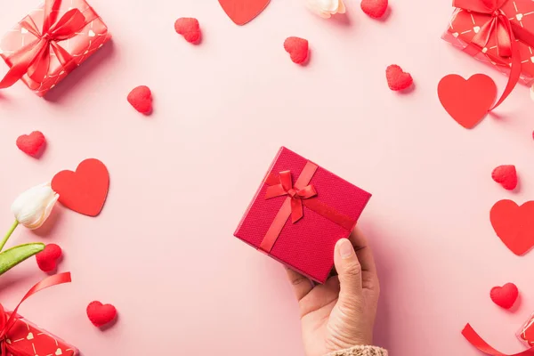 Valentinstag Und Geburtstag Frau Hände Halten Geschenk Oder Geschenkbox Dekoriert — Stockfoto