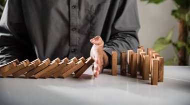 İş riski planlaması. İşletme planlamasını durdurmak için Domino etkisi gibi tahta bloklar ve iş büyümesi yapmak için strateji riski koruması