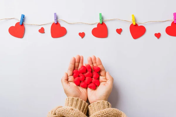 Dia Dos Namorados Aniversário Mãos Mulher Segurando Coração Vermelho Presente — Fotografia de Stock