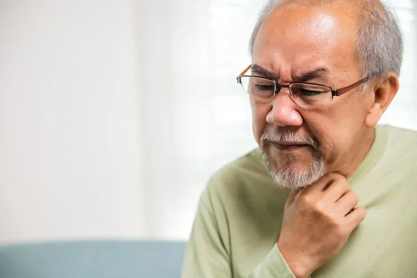 Aziatische Oude Man Pijnlijk Zere Keel Pensionering Senior Man Gevoel — Stockfoto