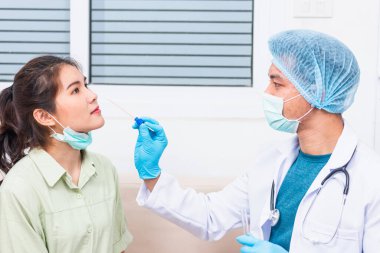 Coronavirus testi, Doktor bey, Asya 'lı genç kadın Covid-19 salgın ilacı ve sağlık sigortası kavramının Coronavirüs testini kontrol etmek için burundan pamuklu tükürük örneği alın.