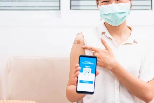 Azjatka Wskazując Plaster Ramieniu Zaszczepionej Pokazując Aplikację Smartfon Mobilny Cyfrowy — Zdjęcie stockowe