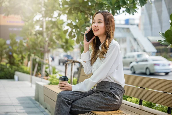 Feliz Mujer Negocios Sonriente Sentada Hablar Teléfono Móvil Fuera Ciudad — Foto de Stock