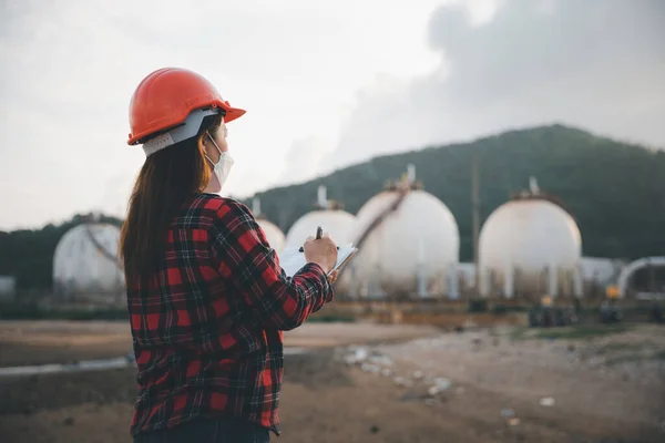 Petroleum Engineers Happy Asian Worker Woman Oil Chemical Industry Working —  Fotos de Stock