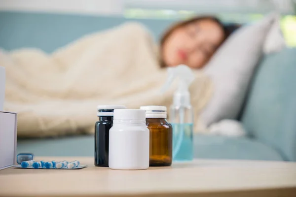 Asiática Joven Mujer Fría Enferma Que Duerme Descansa Sofá Después — Foto de Stock