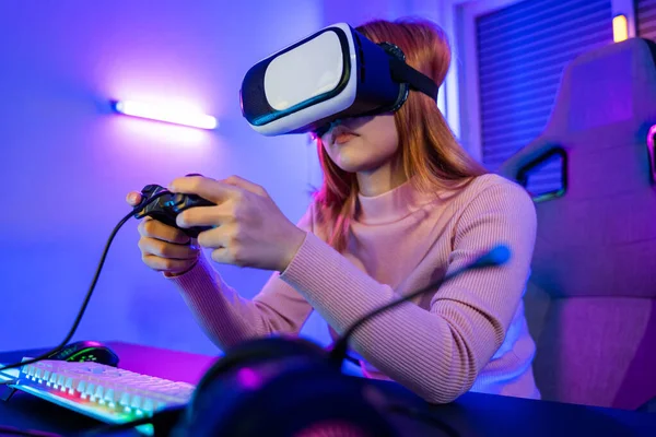 Nadšený Žena Virtuální Hraní Gamepad Regulátor Ona Velmi Odhodlaný Doma — Stock fotografie