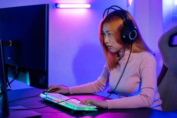 Happy Gamer Endeavor Plays Online Video Games Tournament Computer Neon — Stok fotoğraf