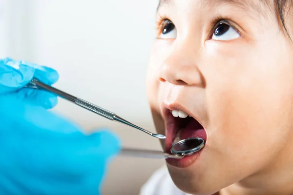 Diş Hekimi Çocuk Sağlık Muayenesi Doktor Küçük Bir Çocuğun Ağız — Stok fotoğraf
