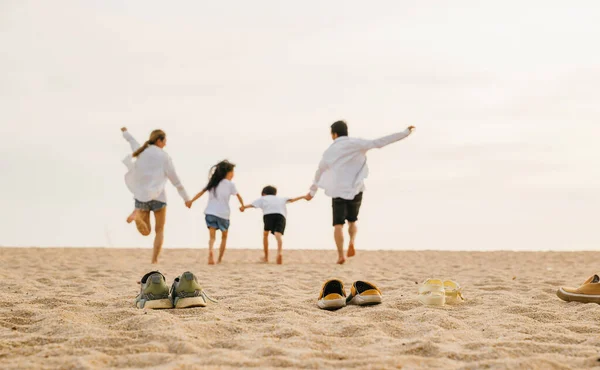 Šťastný Rodinný Den Zadní Pohled Asijské Rodinou Rodiče Dítětem Zábava — Stock fotografie