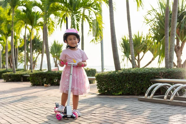 Kind Fährt Roller Glückliche Asiatische Kleine Mädchen Tragen Sicheren Helm — Stockfoto
