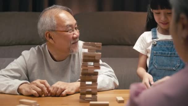 Gülümseyen Ebeveyn Ahşap Bloklardan Inşa Kulesi Inşa Ederken Mutlu Büyük — Stok video