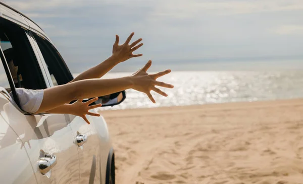 手を閉じろ 幸せな家族は車の中でビーチ旅行 母と子供の車の窓の外に手を振って座って手波の別れを上げる 人々は楽しい屋外ロードトリップ 休暇の休日 — ストック写真