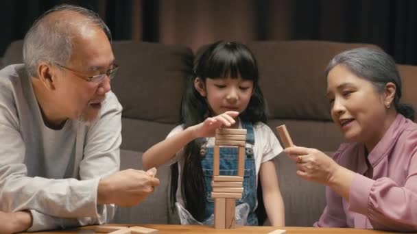Lächelnde Eltern Die Spaß Spielen Haben Bauen Konstrukteursturm Aus Holzklötzen — Stockvideo