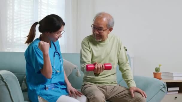 Enfermera Joven Fisioterapeuta Ayudar Anciano Levantamiento Pesas Hogar Asia Enfermera — Vídeo de stock