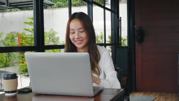 Счастливая Красавица Фрилансер Клавиатурой Ноутбуке Работающая Онлайн Вне Офиса Азиатская — стоковое видео