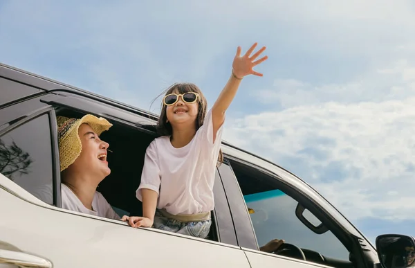 幸せな家族の日 アジアの母親と子供たちは コンパクトな白い車の窓の外を見て座って笑って ビーチで夏には 自動車保険 家族の休暇旅行 道路旅行のコンセプト — ストック写真