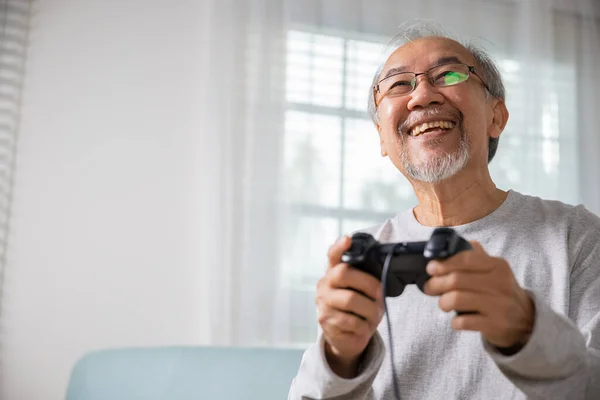 Asiatico Anziano Uomo Anziano Godendo Tenendo Joystick Giocare Video Gioco — Foto Stock