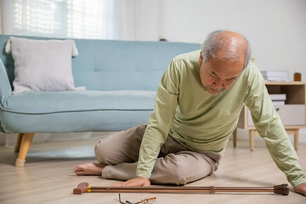 Yaşlı Bir Adam Yere Düştükten Sonra Baş Ağrısı Osteoporozdan Dolayı — Stok fotoğraf